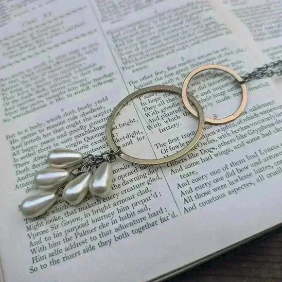 Jewelry - Vintage necklace with hoops and  faux pearls